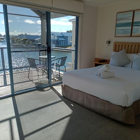 The View - Captains Cove Waterfront Resort Пейнсвилл Экстерьер фото