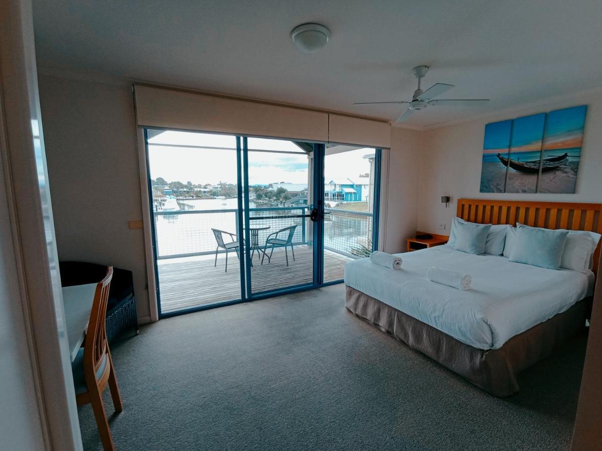 The View - Captains Cove Waterfront Resort Пейнсвилл Экстерьер фото