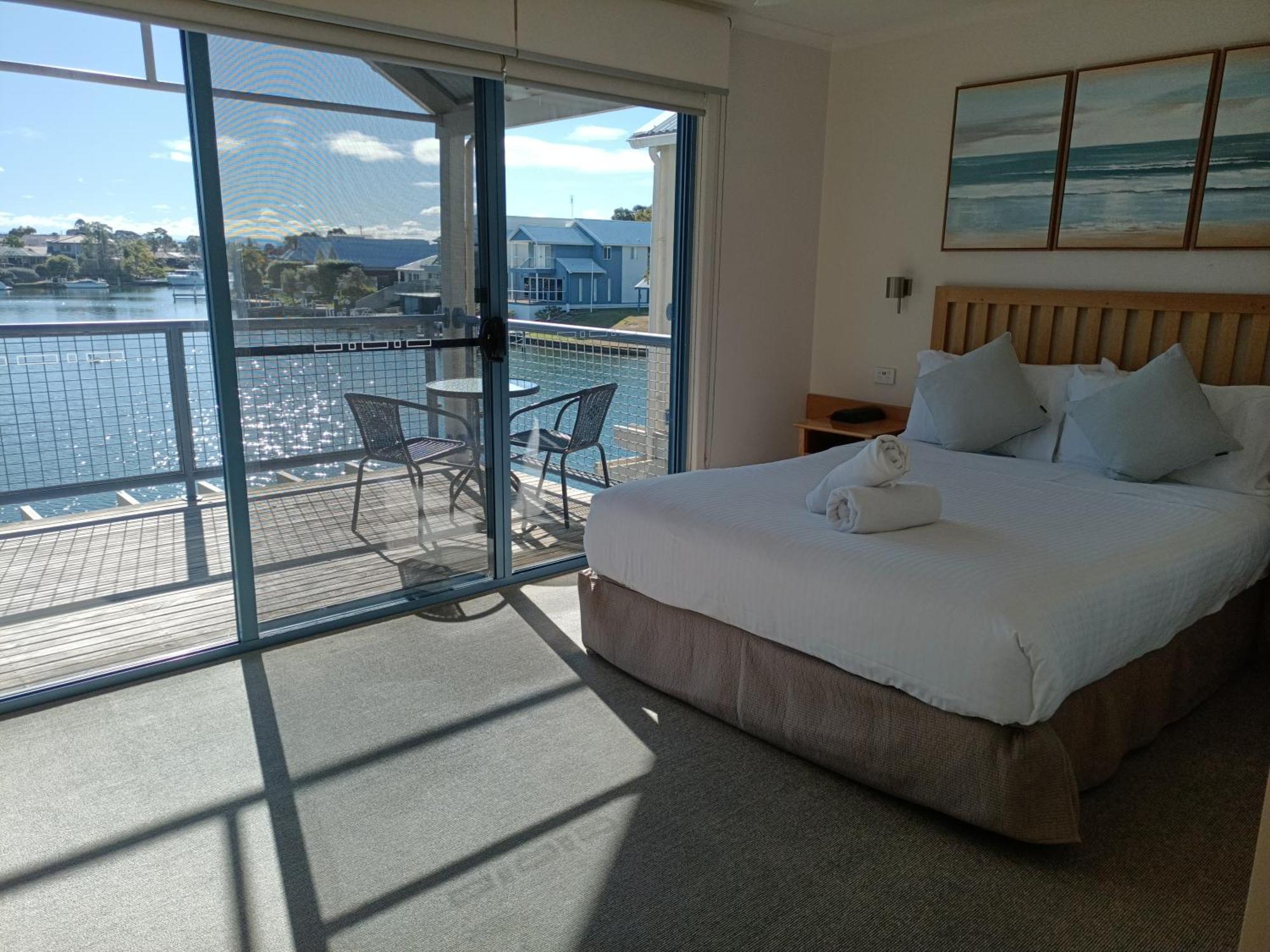 The View - Captains Cove Waterfront Resort Пейнсвилл Экстерьер фото
